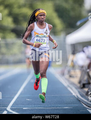 Greensboro, North Carolina, USA. 29. Juli, 2019. Cha'iel Johnson von Miami Gardens Xpress konkurriert in der Mädchen 800 Meter laufen 14 Jahre alt Einleitung während der 2019 AAU Junior Olympic Games bei BB&T Stadium in Greensboro, North Carolina. Prentice C. James/CSM/Alamy leben Nachrichten Stockfoto