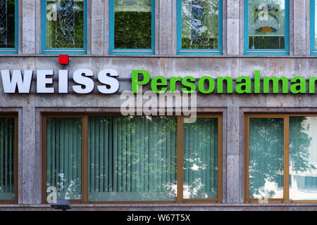 Frankfurt, Deutschland - Juli 06, 2019: Das Logo der Gruppe Weiss Personalmanagement an einem Bürogebäude am 06 Juli 2019 in Frankfurt am Main. Stockfoto