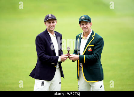 England Kapitän Joe Root (links) und Australien Kapitän Tim Paine pose mit der specsavers Trp [hy während der Netze Sitzung in Edgbaston, Birmingham. Stockfoto