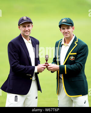 England Kapitän Joe Root (links) und Australien Kapitän Tim Paine pose mit der specsavers Trp [hy während der Netze Sitzung in Edgbaston, Birmingham. Stockfoto