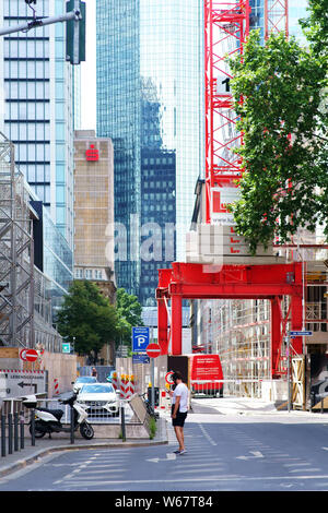 Frankfurt, Deutschland - Juli 06, 2019: eine Baustelle zwischen einer Strassenschlucht im Zentrum der Stadt am 06. Juli 2019, in Frankfurt am Main. Stockfoto