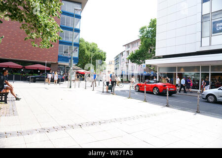 Frankfurt, Deutschland - Juli 06, 2019: Fußgänger und den Straßenverkehr auf der Straße Ecke Katharinenpforte einbiegen Bleidenstraße am Juli 06, 2019 in Frankfurt am Main. Stockfoto