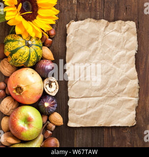 Herbst Grenze aus Obst, Gemüse, Pilze, Nüsse und Sonnenblumenkerne auf einem Holztisch Stockfoto