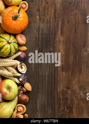 Herbst Grenze aus Obst, Gemüse, Pilze, Nüsse und Sonnenblumenkerne auf einem Holztisch Stockfoto