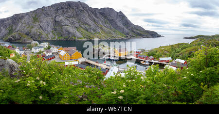 Blick auf das Fischerdorf Nusfjord, Insel Flakstadøya, Lofoten, Norwegen Stockfoto