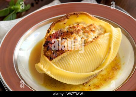 Conchiglioni Pasta gefüllt mit Ricotta und Garnelen im Ofen zubereitet Stockfoto