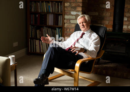 David Davis MP wird in seinem Haus in der Nähe von Goole, Yorkshire, interviewt. Stockfoto