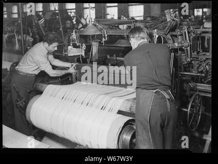 Paterson, New Jersey - Textilien. Madison Seide Co Einstellung am Webstuhl. Stockfoto