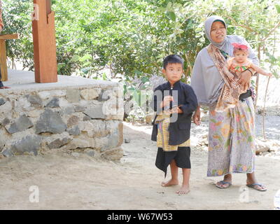 Juli 29,2018-Sade, Lombok/Indonesien: Kinder des Stammes Sasak und ihre Antivities im Dorf Sade in Lombok-Indonesien Stockfoto