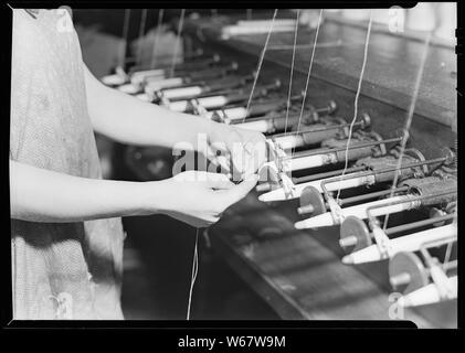 Paterson, New Jersey - Textilien. Quiller Binden der gebrochenen Enden der Gewinde auf der Wunde zu Stacheln. Stockfoto