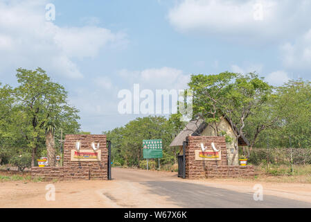 Krüger National Park, Südafrika - Mai 7, 2019: Eingang des Olifants Restcamp. Elephant tusks sind sichtbar Stockfoto