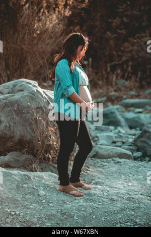 Schwangere Frau im Wald Stockfoto