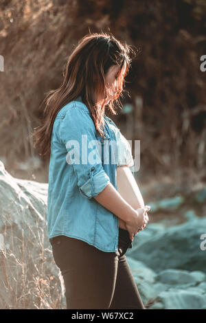 Schwangere Frau im Wald Stockfoto