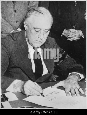 Foto von Präsident Franklin D. Roosevelt die Unterzeichnung der Erklärung der Krieg gegen Japan, 12/08/1941 Stockfoto