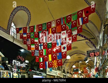 Flaggen in der Große Basar in Istanbul Stockfoto