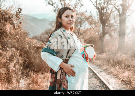 Schwangere Frau im Wald Stockfoto