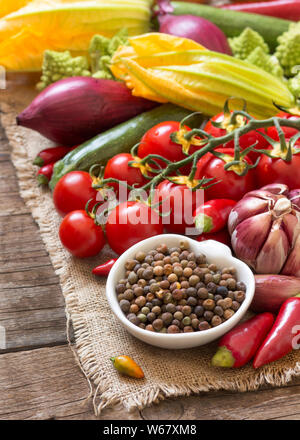 Raw organic roveja Bohnen und Gemüse auf hölzernen Tisch Stockfoto