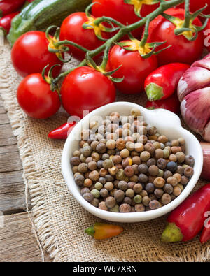 Raw organic roveja Bohnen und Gemüse auf hölzernen Tisch Stockfoto