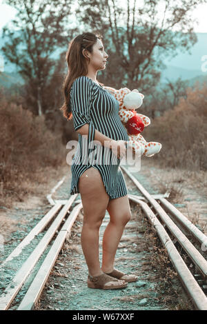 Schwangere Frau im Wald Stockfoto