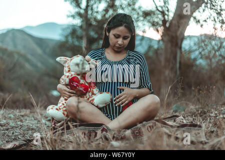 Schwangere Frau im Wald Stockfoto