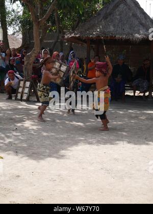 Juli 29,2018 - Sade, Lombok/Indonesien: Kinder tanzen Peresean im Dorf Sade, Lombok-Indonesien. Peresean ist eine Tradition des Kampfes zwischen zwei Männern. Stockfoto