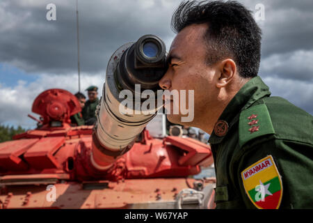 Eine Mannschaft aus Myanmar ist die Vorbereitung der T-72 Tank für die Ausbildung in durign das internationale Turnier "Tank biathlon-2019" im militärischen Bereich Stockfoto