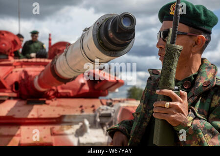 Eine Mannschaft aus Myanmar ist die Vorbereitung der T-72 Tank für die Ausbildung in durign das internationale Turnier "Tank biathlon-2019" im militärischen Bereich Stockfoto