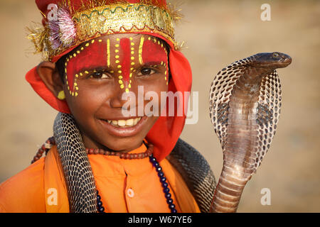 Pushkar, Indien - 14. November 2018: Gypsy schlangenbeschwörer am Pushkar Camel Fair, Rajasthan. Die Messe ist die größte Camel fair in Indien. Stockfoto