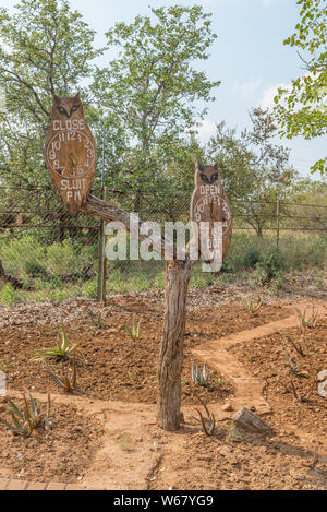 Krüger National Park, Südafrika - Mai 7, 2019: Uhren, die Öffnungs- und Schließzeiten der Tor am Olifants Camp Rest Stockfoto