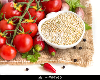 Roh Bio Quinoa in eine Schüssel und Gemüse Stockfoto