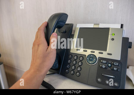 Hand anheben Home Telefon für die Kommunikation Stockfoto