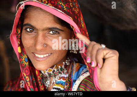 Rann von Kutch, Indien - Dezember 6, 2018: Tribal Frau in einem ländlichen Dorf im Bezirk von Kutch, Gujarat. Stockfoto