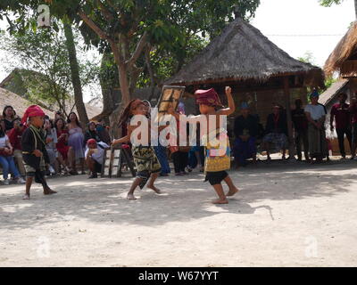 Juli 29,2018 - Sade, Lombok/Indonesien: Kinder tanzen Peresean im Dorf Sade, Lombok-Indonesien. Peresean ist eine Tradition des Kampfes zwischen zwei Männern. Stockfoto