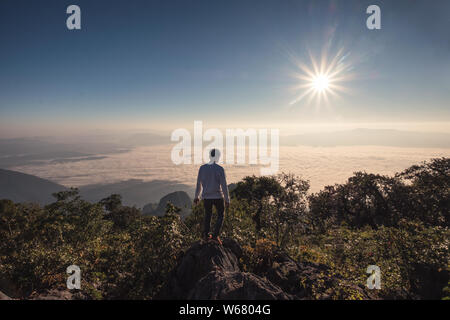 Mann Reisender auf Berg in Wildlife Sanctuary bei Sonnenaufgang morgen Stockfoto