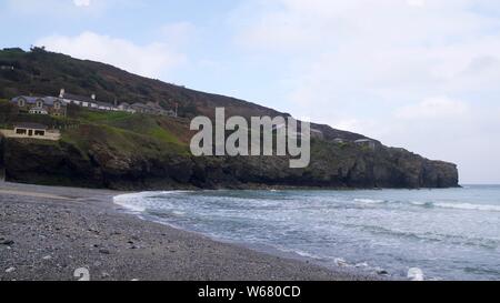 Trevaunance Cove und Punkt. Die hl. Agnes, North Cornwall, an einem Frühlingstag. Stockfoto