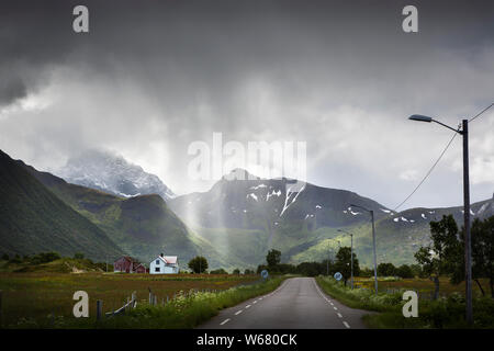 Regen- und sonnigen Flecken auf der Straße 888 (Midnattsolveien) in der Nähe von Sommarhus auf der Insel Austvågøya, Lofoten, Norwegen Stockfoto