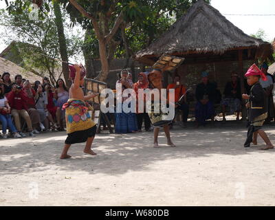 Juli 29,2018 - Sade, Lombok/Indonesien: Kinder tanzen Peresean im Dorf Sade, Lombok-Indonesien. Peresean ist eine Tradition des Kampfes zwischen zwei Männern. Stockfoto