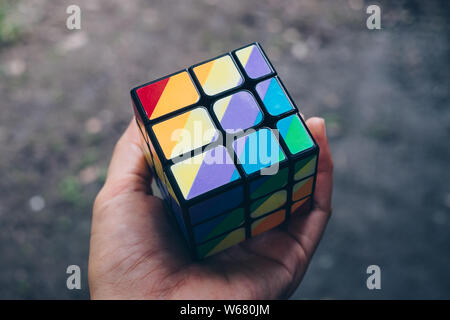 NORALA, PH-Jun 16, 2019: Rubik's Cube wurde 1974 von ungarischen Bildhauer und Professor der Architektur Erno Rubik erfunden. Hand gelöst Puzzle Stockfoto