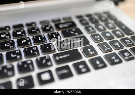 Close-up-Tasten Schwarz und Weiß mit Thai-English Tastatur am Laptop Stockfoto