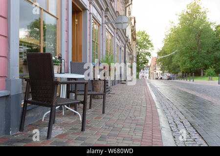 Gemütliches Café im Freien in Lettland. Blick auf die Straße, im Sommer Restaurant Stockfoto