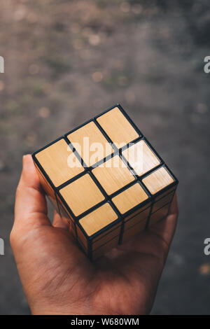 NORALA, PH-Jun 16, 2019: Rubik's Cube wurde 1974 von ungarischen Bildhauer und Professor der Architektur Erno Rubik erfunden. Hand gelöst Cube Stockfoto