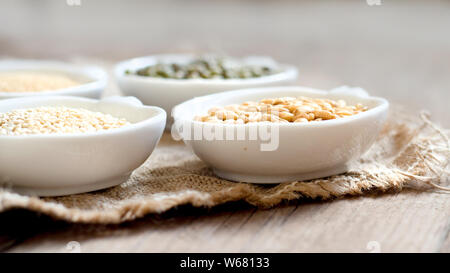 Roh Bio Amaranth und Quinoa Getreide, Weizen, Mungbohnen in kleinen Schüsseln Stockfoto