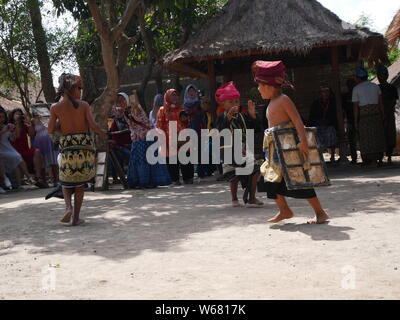 Juli 29,2018 - Sade, Lombok/Indonesien: Kinder tanzen Peresean im Dorf Sade, Lombok-Indonesien. Peresean ist eine Tradition des Kampfes zwischen zwei Männern. Stockfoto