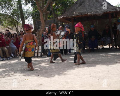 Juli 29,2018 - Sade, Lombok/Indonesien: Kinder tanzen Peresean im Dorf Sade, Lombok-Indonesien. Peresean ist eine Tradition des Kampfes zwischen zwei Männern. Stockfoto