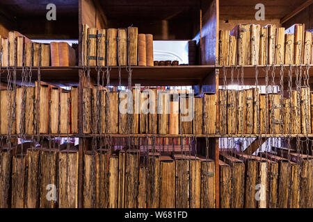 Mittelalterliche Bücher und Ketten an der Hereford Cathedral Chained Library, Herefordshire, England Stockfoto