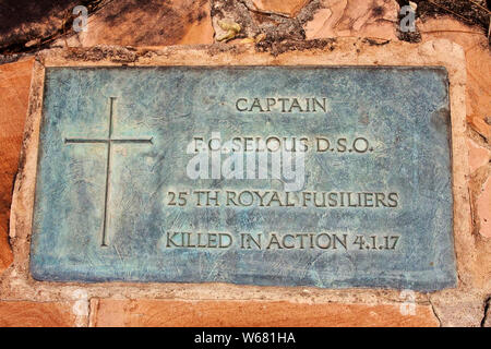 Eine einfache Bronze Plakette markiert die Stelle, wo Friedrich Courtney Selous Game Reserve, die später genannt wurde, von einem Deutschen askari getötet wurde, Stockfoto