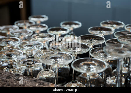 Crystal breite Glas auf den Kopf Anordnung auf Bar Stockfoto