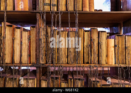 Mittelalterliche Bücher und Ketten an der Hereford Cathedral Chained Library, Herefordshire, England Stockfoto