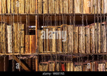 Mittelalterliche Bücher und Ketten an der Hereford Cathedral Chained Library, Herefordshire, England Stockfoto