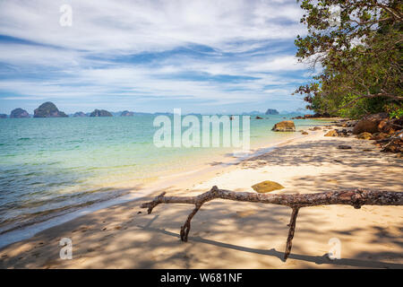 Blick auf die Phang-Nga-Bucht aus der Tub Kaek Beach in Krabi, Thailand. Stockfoto